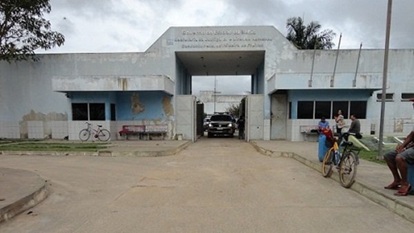 Teixeira de Freitas: Homem embriagado derruba portões do Conjunto Penal