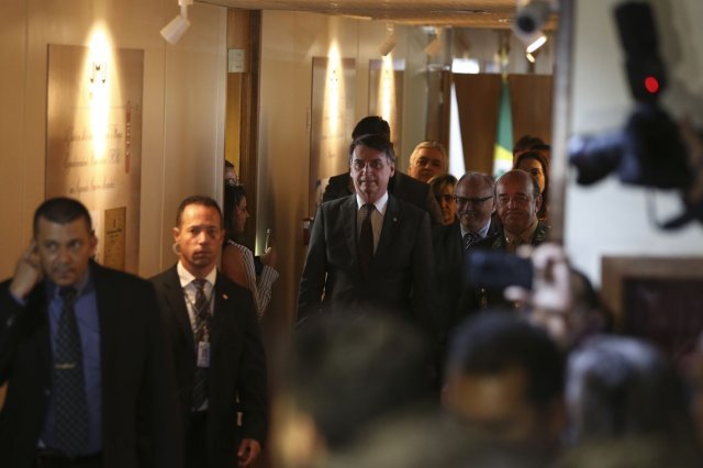 Bolsonaro quer reduzir em 30% número de comissionados nos ministérios