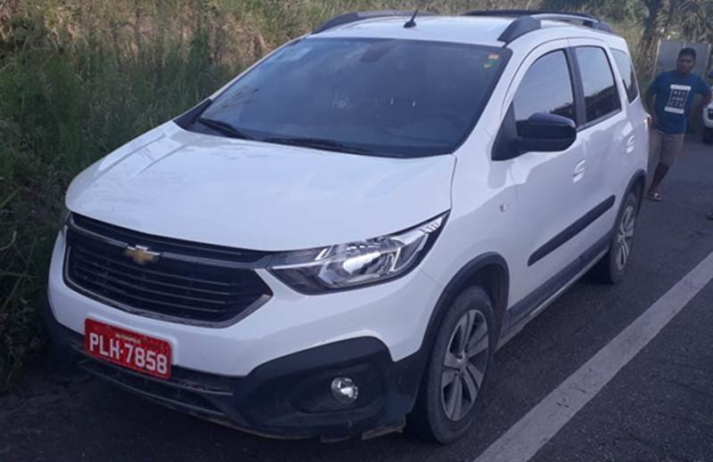 Carro roubado de taxista é abandonado na BR-101