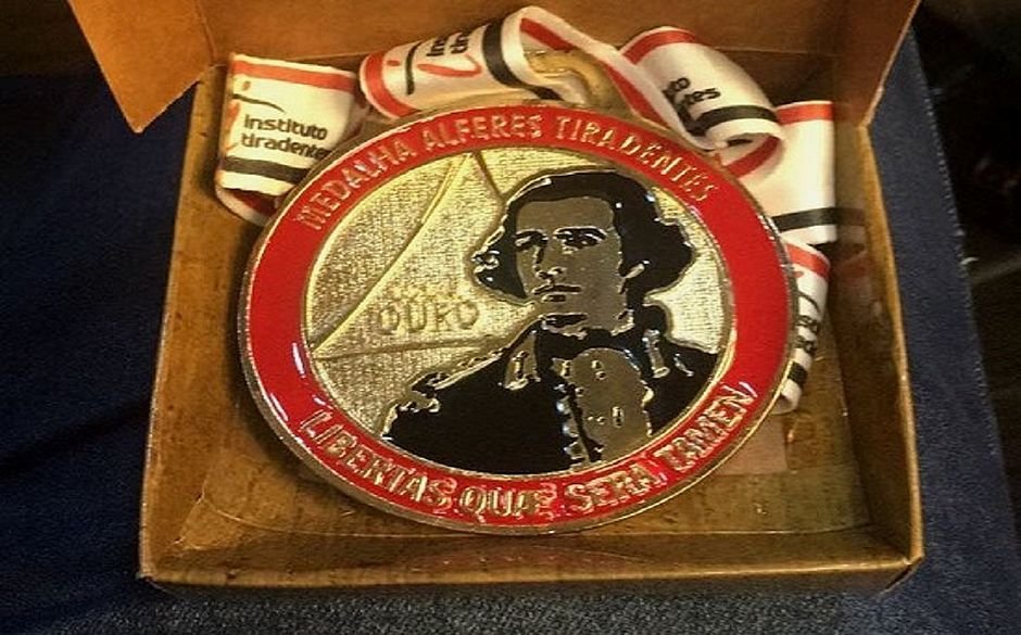 TCM pune prefeito que pagou por homenagem de melhor prefeito do Brasil