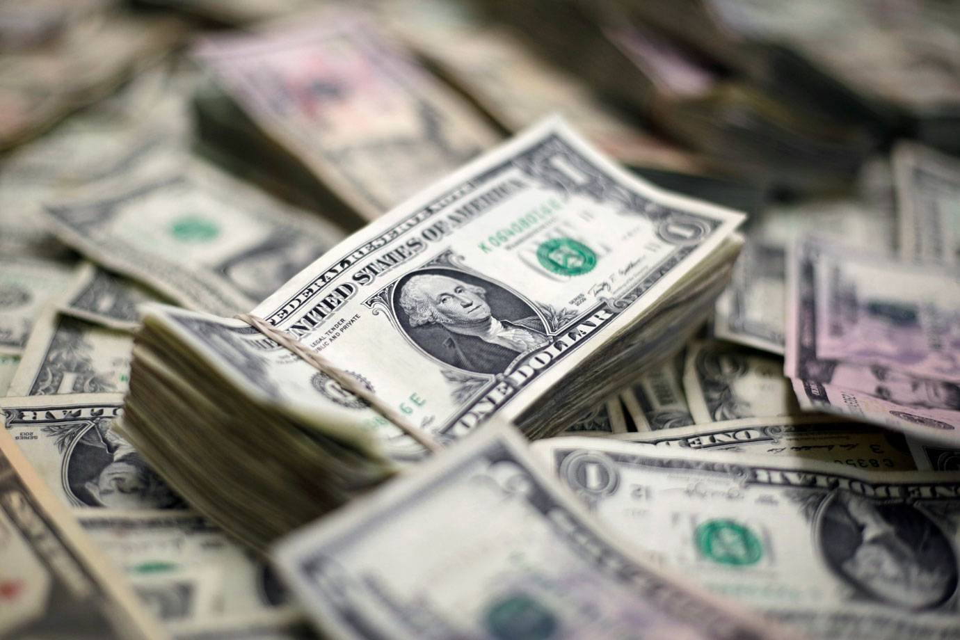 Dólar cai e fecha abaixo de R$ 3,70; Ibovespa acumula valorização