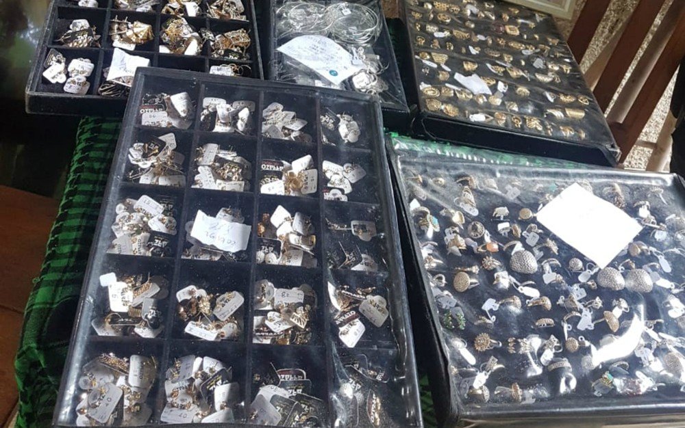 Porto Seguro: Dois carros, três motos e R$ 30 mil em joias são apreendidos