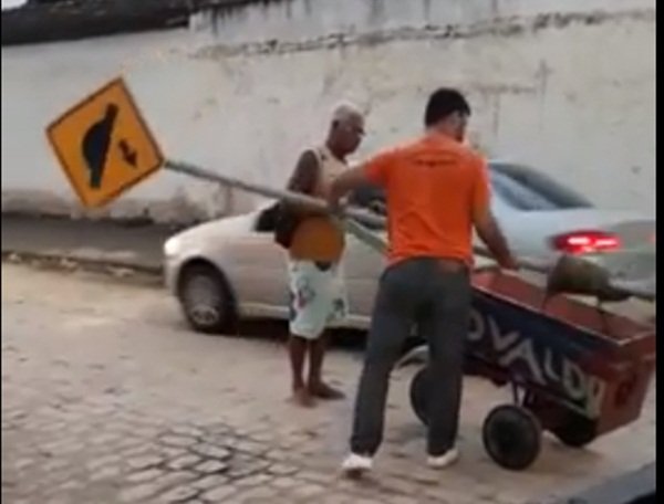 Vídeo: Homem é flagrado transportando placa de sinalização de trânsito furtada em Teixeira de Freitas