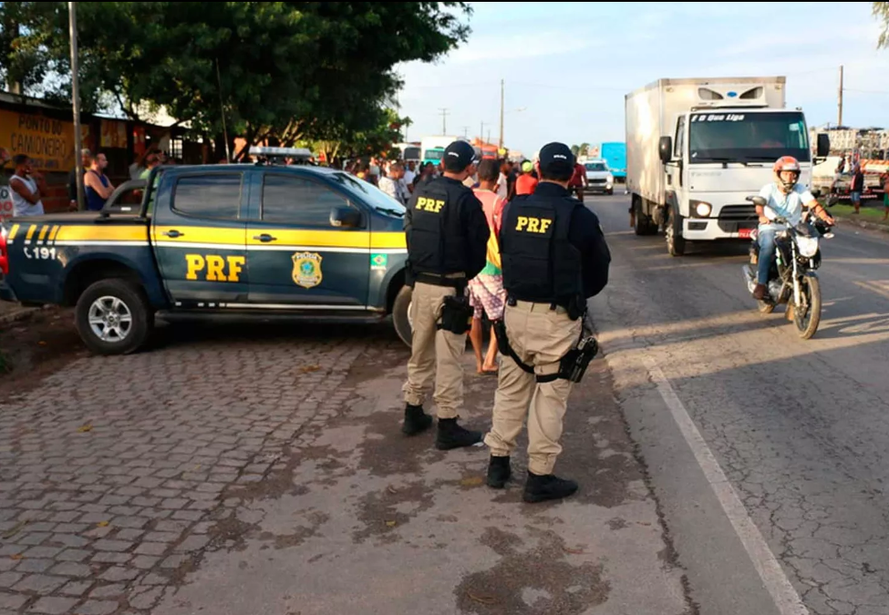 Polícias fiscalizam rodovias baianas durante o final de ano