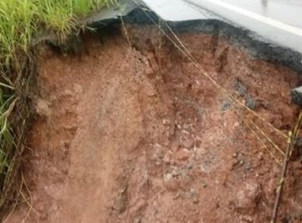 Itagimirim: Parte de acostamento desaba em trecho da BR-101