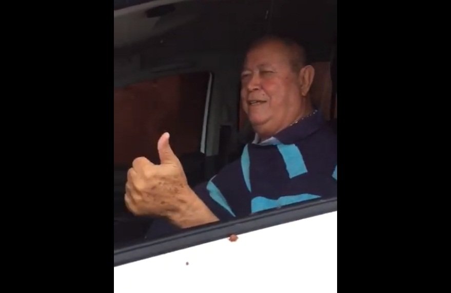 Vídeo: Prefeito Temóteo Brito atola carro, usa junta de boi para sair de atoleiro, e vídeo viraliza nas redes sociais