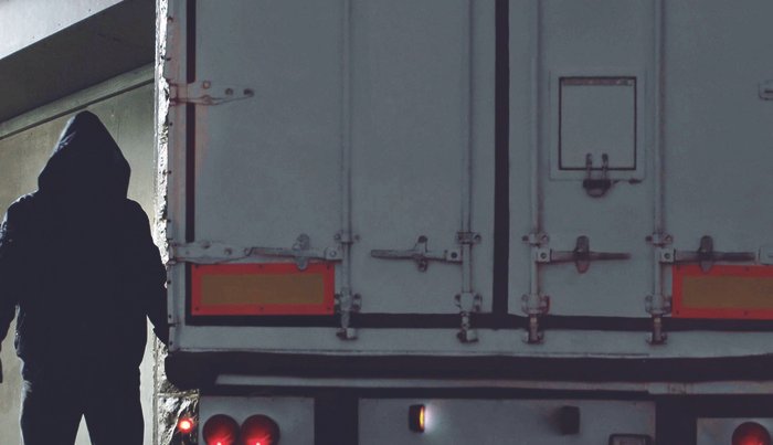 Motorista é rendido por criminosos e tem carga roubada na BR 101