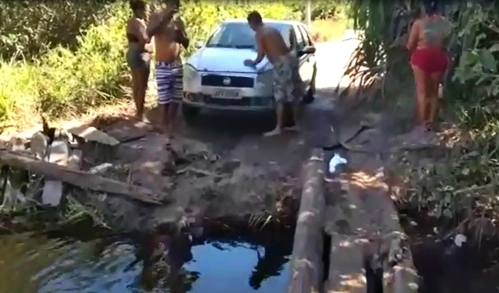 Porto Seguro: Ponte que dá acesso a reserva indígena desaba