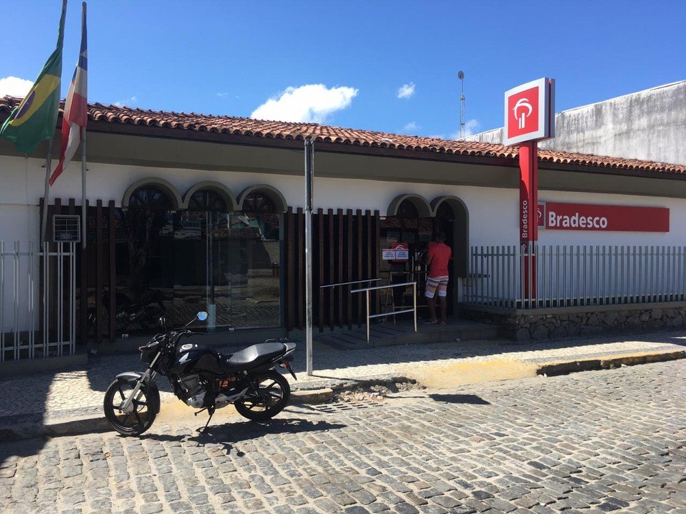 Porto Seguro: Grupo armado invade agência bancária, arromba cofre e leva dinheiro