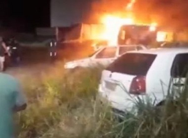 Porto Seguro: Incêndio destrói carros apreendidos em pátio da prefeitura