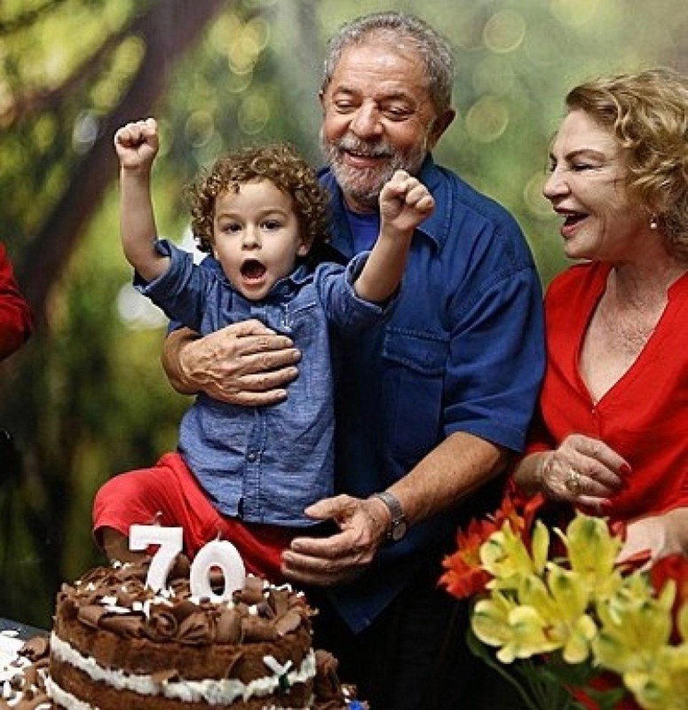 Neto de Lula morre e ex-presidente participa de velório