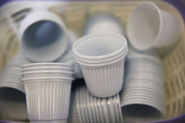 União Europeia proíbe uso de copos, cotonetes e canudos