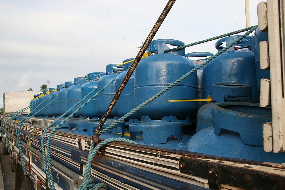 Ministro promete cortar pela metade o preço do produto