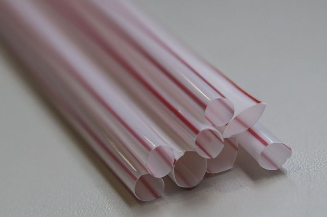 UE aprova proibição de canudos e outros plásticos até 2021