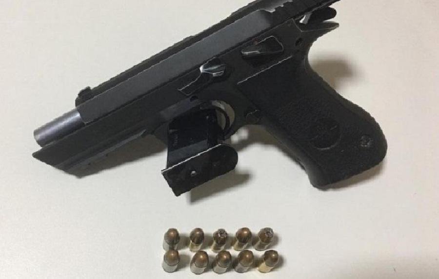 Eunápolis: Estudante de 15 anos saca pistola 9mm para desafeto na porta de escola