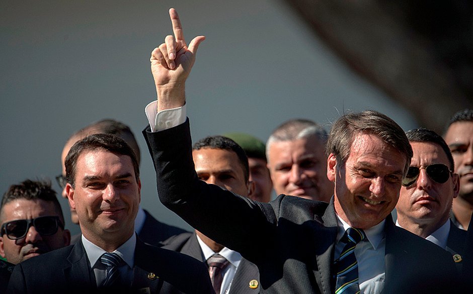 Bolsonaro assina decreto que facilita acesso a munição e transporte de armas