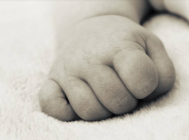 Polícia investiga caso de bebê encontrado morto pela mãe de 13 anos dentro de casa