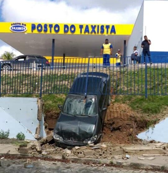 Motorista confunde pedal de freio com acelerador e carro desce barranco e para nas grades de proteção do Posto