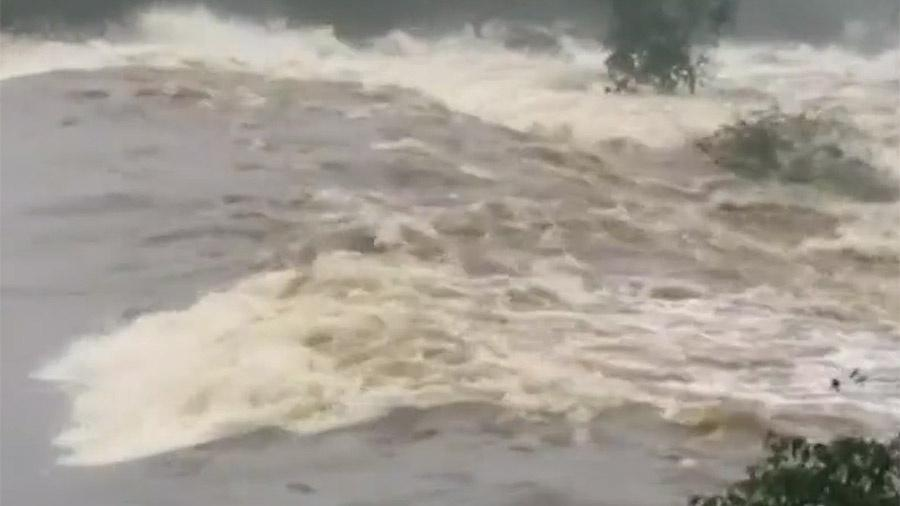 Barragem transborda, atinge povoado e cidade deve ser evacuada na Bahia