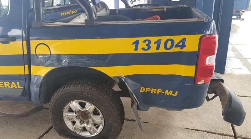 Condutor embriagado faz ultrapassagem proibida, colide em viatura da PRF e foge do local de acidente