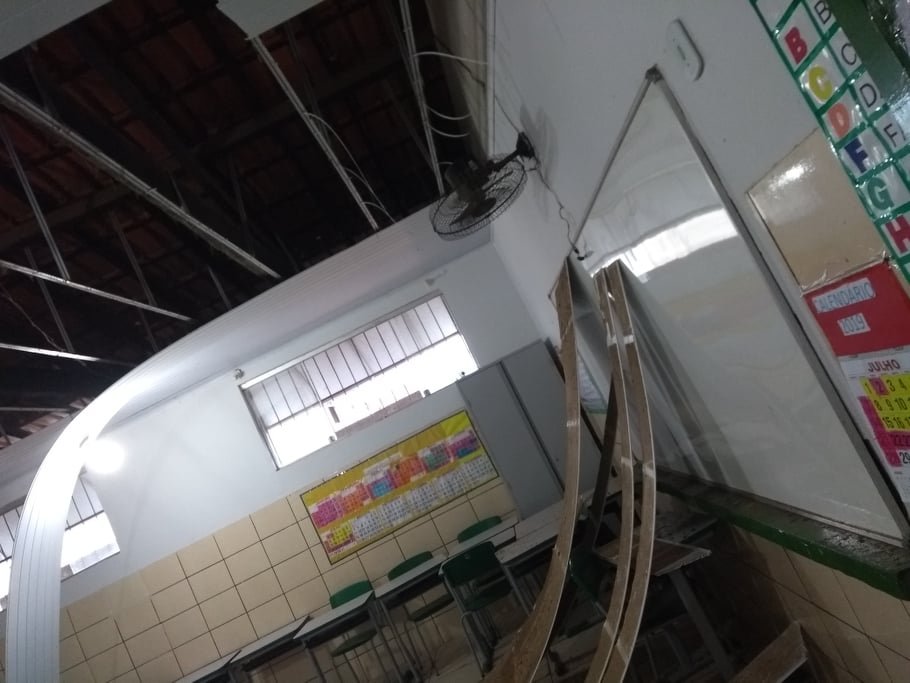 Teixeira: Vídeo – Teto de escola municipal recém-reformada desaba. Pais já haviam alertado sobre risco
