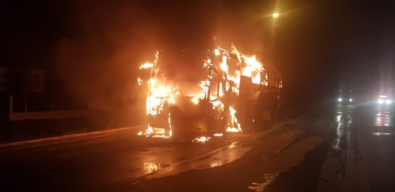 Ônibus da Itapemirim pega fogo próximo a PRF em Teixeira com 34 passageiros dentro