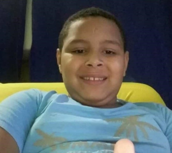 Uma criança de 09 anos e um adolescente de 13 foram mortas a tiros em frente de casa no interior da Bahia.