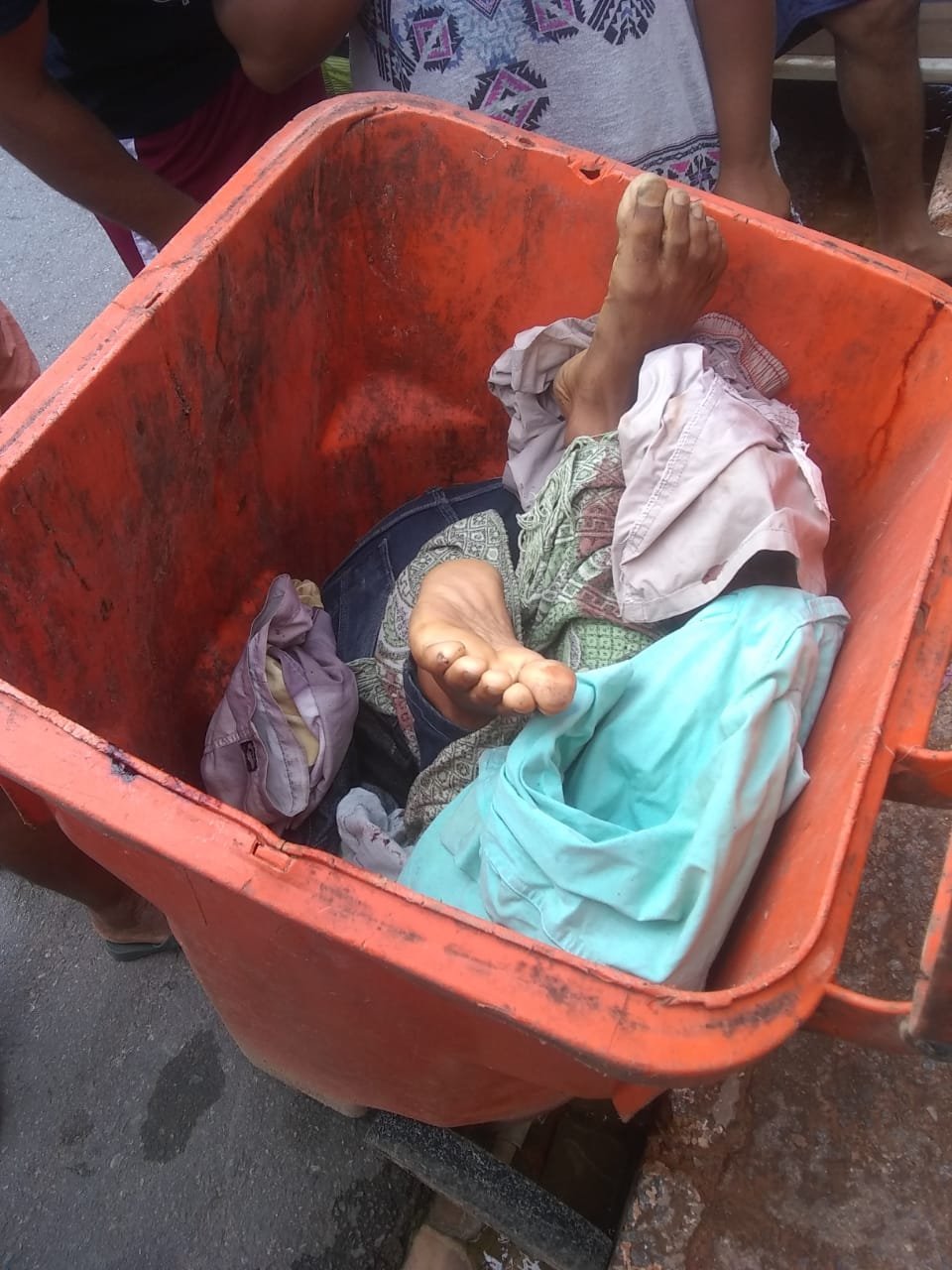 Cadáver é encontrado dentro de lixeira na Bahia