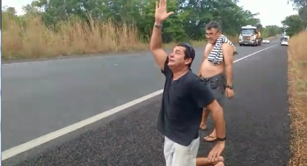 Milagre -Caminhoneiro vê seu caminhão pegando fogo, clama a Deus por chuva e ela cai
