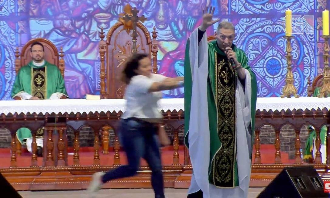 Vídeo mostra padre Marcelo Rossi sendo derrubado do palco por mulher durante missa