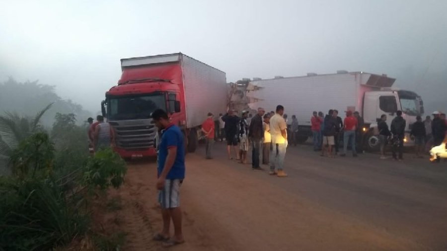 Um morto e 11 feridos em acidente entre ônibus e dois caminhões baú na BR 101