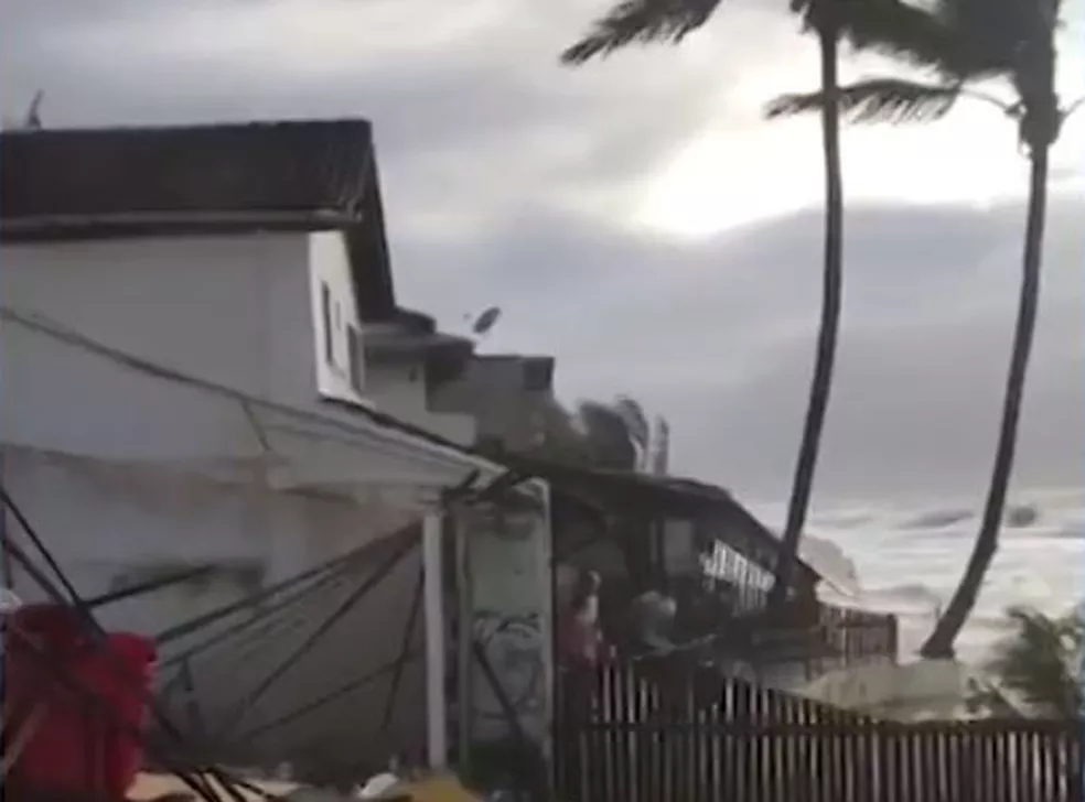 Marinha emite alerta de mau tempo com previsão de ventos de até 74 km/h e ondas 3,5 m em Caravelas