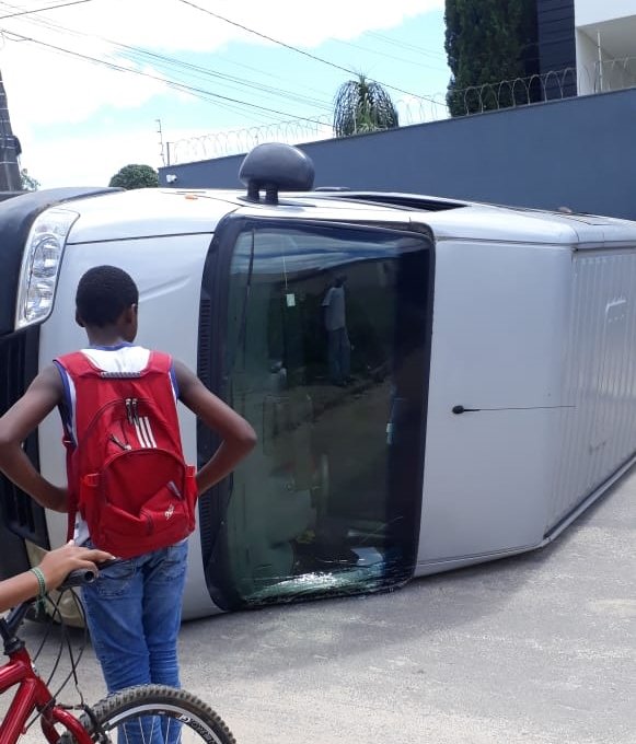 Caminhão baú atinge Van escolar em Teixeira de Freitas