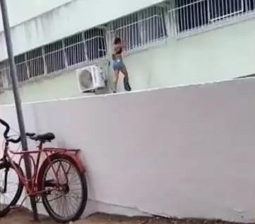 Linhares: Presidiária com a perna engessada foge pela janela do banheiro do hospital