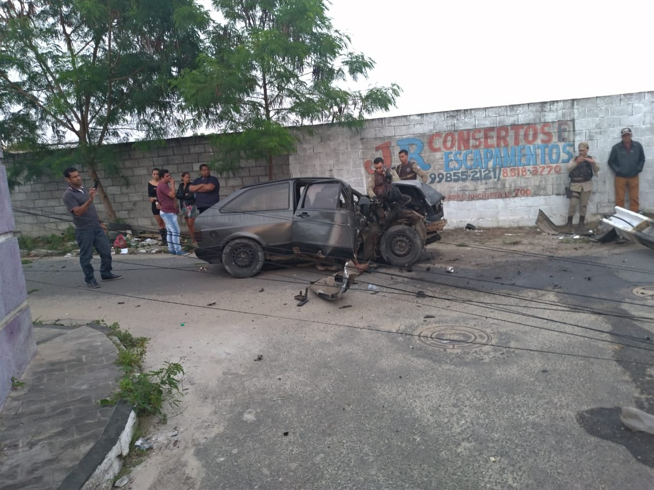 Motorista bate em poste e com forte impacto mulher fica presa às ferragens, em Teixeira