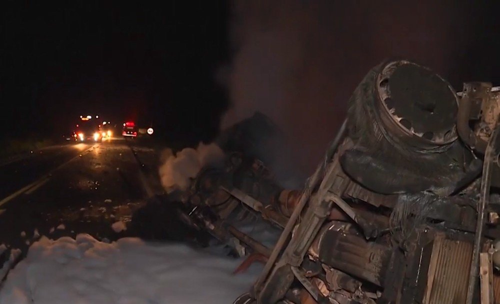 Uruçuca: Cinco morrem e 10 ficam feridos após batida entre ônibus e carreta