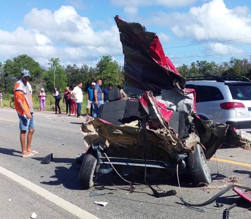Carro se parte ao meio em acidente com ônibus e caminhão em Porto Seguro. Duas pessoas ficaram feridas