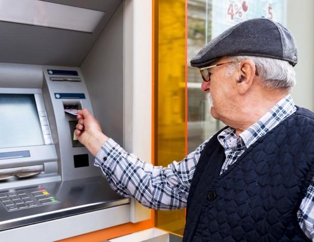 INSS começa a pagar 1ª parcela do 13º dos aposentados em 26 de agosto