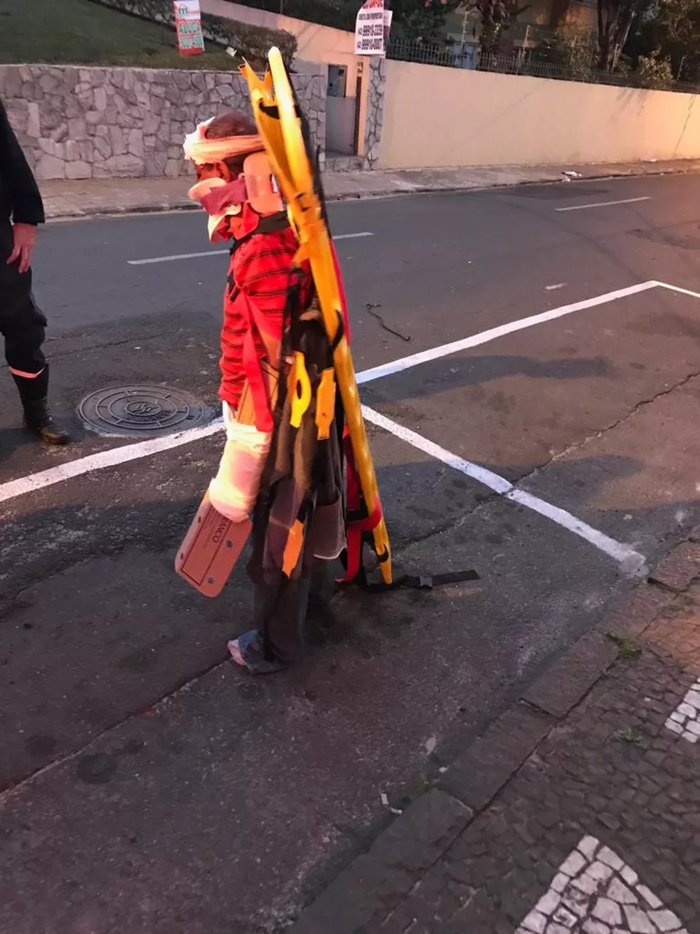 Homem é atropelado por trem, e foge de hospital amarrado em maca