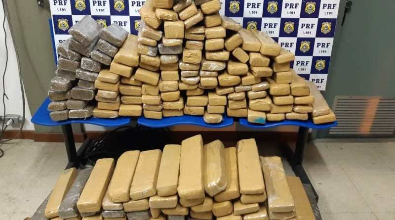 PRF apreende 142 quilos de drogas em ônibus na Bahia. Motorista e passageiro foram presos