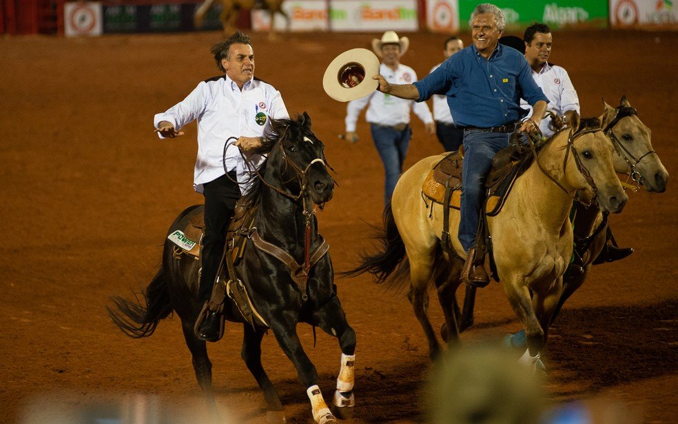 Bolsonaro visita Festa do Peão de Barretos e assina decreto sobre bem-estar animal