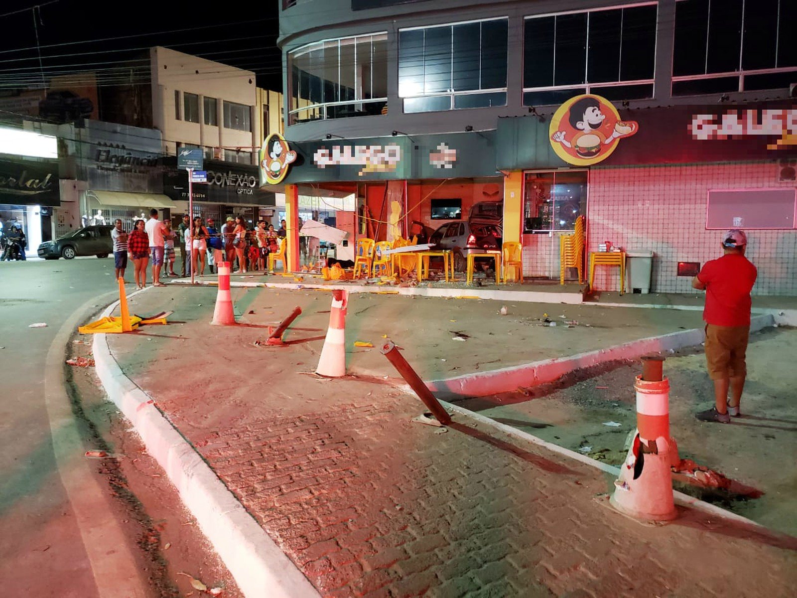 Mulher embriagada perde controle de carro, invade pizzaria mata uma cliente e deixa quatro feridas na BA