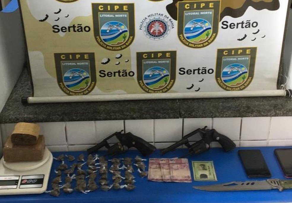 Jovem de 19 anos suspeito de envolvimento em 30 homicídios, e comparsa morrem em troca de tiros com policiais na Bahia