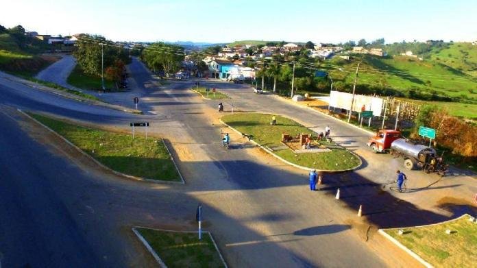 Trevo Medeiros Neto tem grama furtada enquanto passa por obras de requalificação