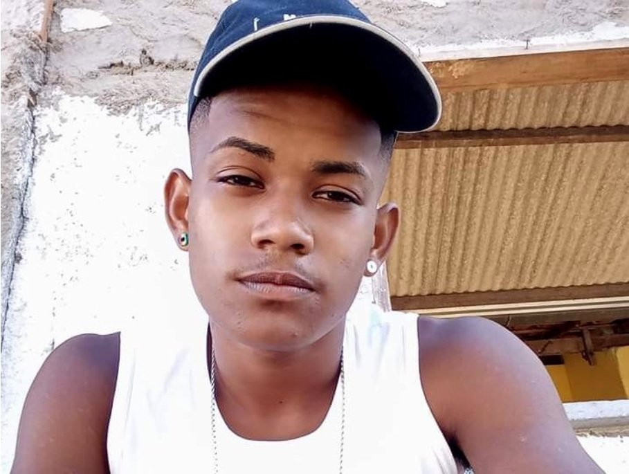 Jovem é executado na calçada de casa por homens encapuzados