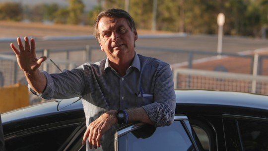 Após cirurgia, Bolsonaro chega a Brasília e diz que reassume Presidência nesta terça