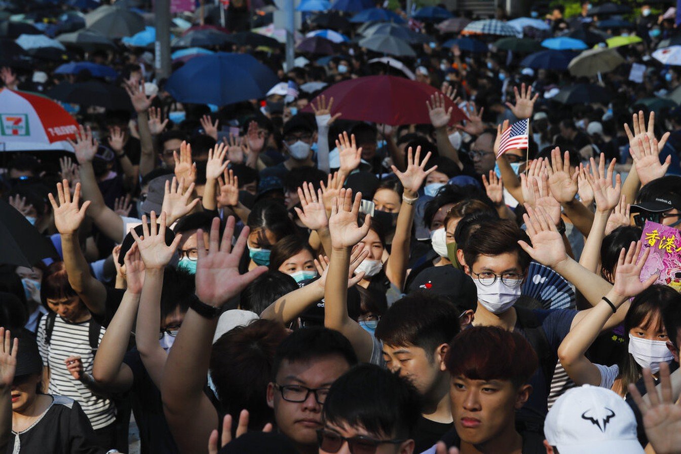 Manifestantes em Hong Kong cantam hino americano e pedem ajuda dos EUA