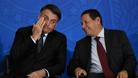 Vice-presidência diz agora que Bolsonaro passará cargo antes de cirurgia