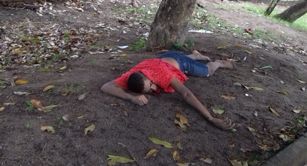 Jovem perde controle da direção da moto bate de frente com árvore e morre na hora