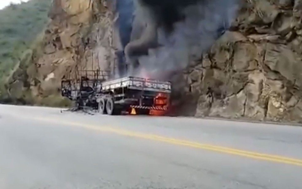 Motorista joga caminhão contra paredão de pedras ao perceber falha nos freios e veículo pega fogo